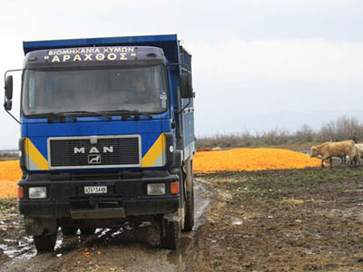 Μολύνουν ανεξέλεγκτα τον Αμβρακικό